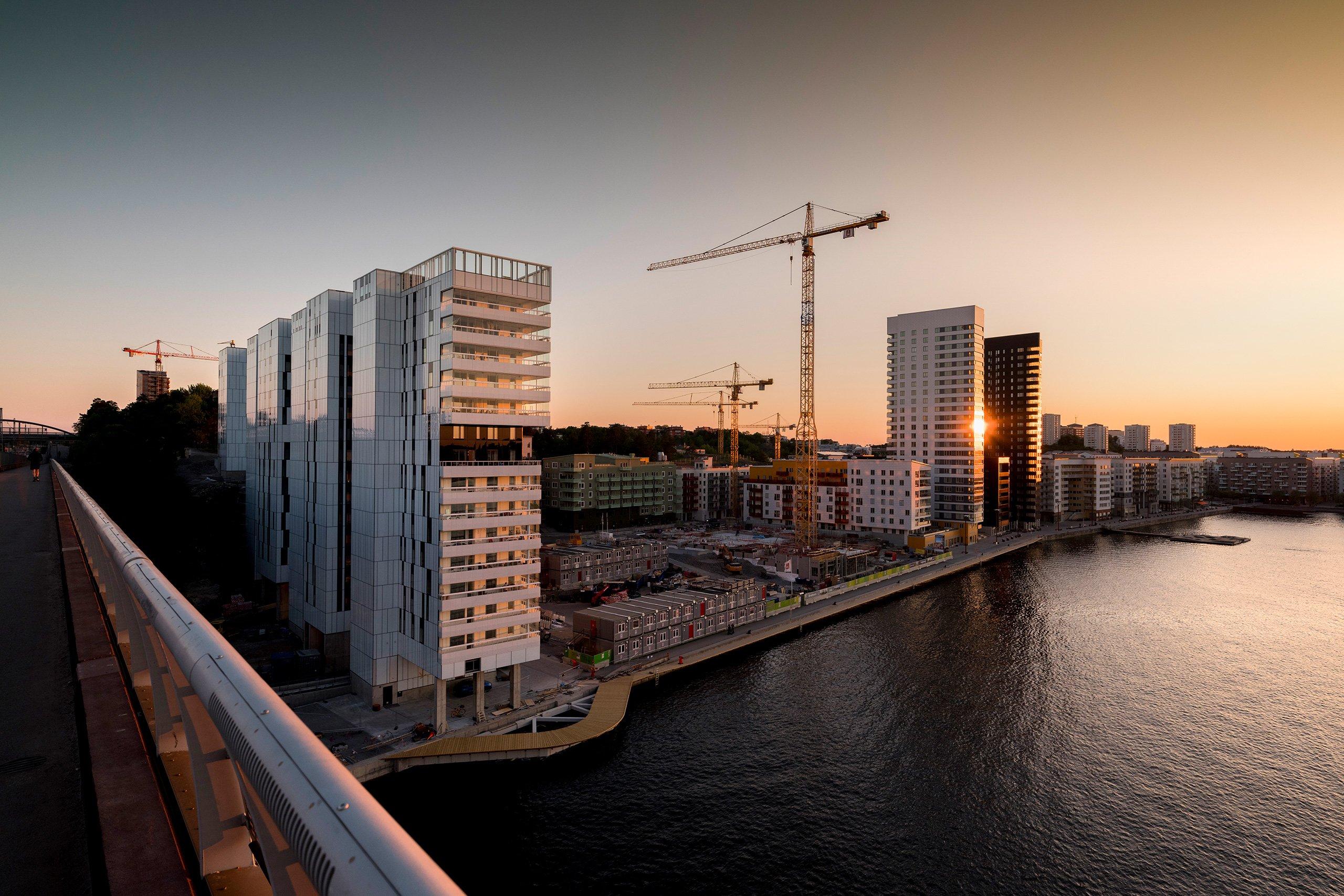 Brohuset med solnedgång mot Årstaviken. 